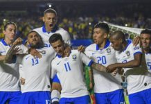 Brasil vence a Bolívia na estréia da Copa América Brasil comemora gol contra a Bolívia na Copa América