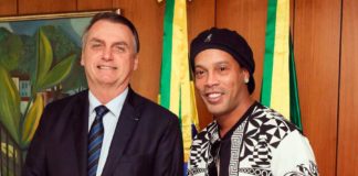 Bolsonaro recebe Ronaldinho Gaúcho em Brasília Jair Bolsonaro e Ronaldinho Gaúcho - Foto: Reprodução/Twitter