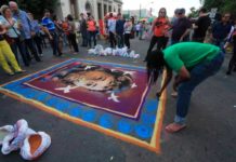 Igrejas preparam tapetes para procissões de Corpus Christi Fiéis preparam o tradicional tapete de serragem nas ruas de Matão, interior paulista | Foto: Edson Silva 30.mai.14 / Folhapress