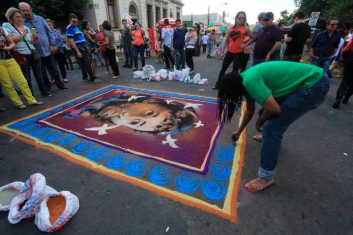 Fiéis preparam o tradicional tapete de serragem nas ruas de Matão, interior paulista | Foto: Edson Silva 30.mai.14 / Folhapress