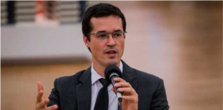 Deltan defende Lava Jato e vê provas robustas em denúncia contra Lula O procurador da Lava Jato Deltan Dallagnol participa de debate de lançamento do livro, Corrupção, do promotor Roberto Livianu, em São Paulo. Eduardo Anizelli - 19.mar.2018/Folhapress