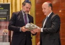 Dias Toffoli viaja a Israel na próxima semana com diárias pagas pelo STF Dias Toffoli e o rabino Ruben Sternschein, durante visita do ministro à Congregação Israelita Paulista (Divulgação)