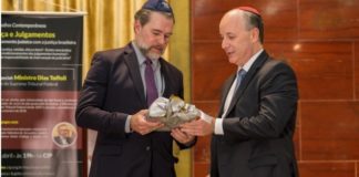 Dias Toffoli viaja a Israel na próxima semana com diárias pagas pelo STF Dias Toffoli e o rabino Ruben Sternschein, durante visita do ministro à Congregação Israelita Paulista (Divulgação)