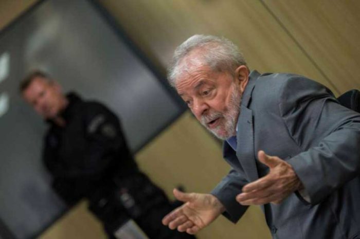 O presidente Lula concede sua primeira entrevista depois que foi preso; ele está há um ano na Superintendência da Polícia Federal em Curitiba | Marlene Bergamo / Folhapress