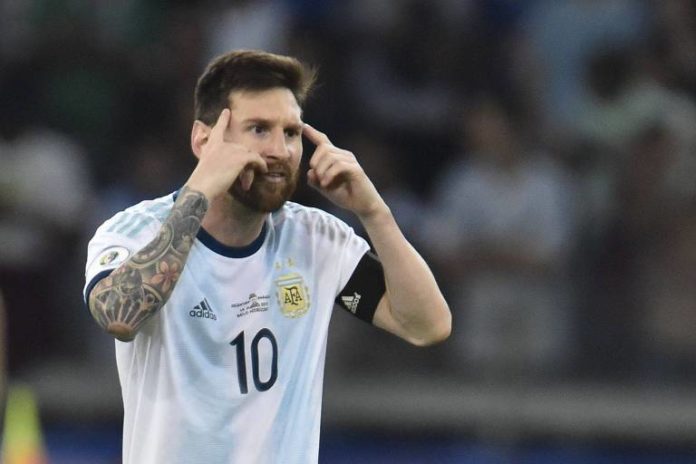 Messi pede calma aos companheiros após marcar o gol de empate contra o Paraguai
