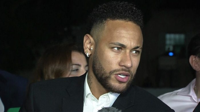 Neymar fala após prestar depoimento na delegacia da mulher em São Paulo — Foto: GloboNews/Reprodução