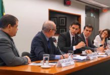 Rafael Motta preside debate sobre distribuição e preço de energia fotovoltaica Rafael Motta preside debate