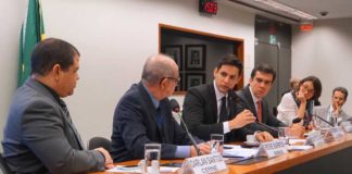 Rafael Motta preside debate sobre distribuição e preço de energia fotovoltaica Rafael Motta preside debate