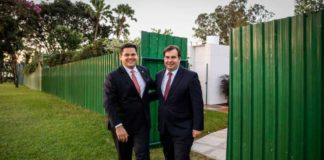 Bolsonaro terá de nos aturar por dois anos e vice-versa, dizem Maia e Alcolumbre Davi Alcolumbre, presidente do Senado, e Rodrigo Maia, presidente da Câmara dos Deputados, concederam entrevista a Folha. Um portão entre as residências oficiais, foi criado para facilitar as reuniões entre ele