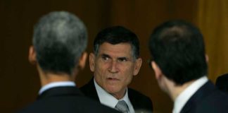 Demissão expõe conflitos no círculo próximo de Bolsonaro Santos Cruz foi comunicado que sairá do governo durante uma reunião com o presidente Jair Bolsonaro | Foto: Sérgio Lima/Poder360