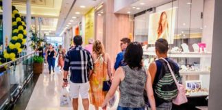 Trabalho aos domingos: Liberação exige escala de folgas; veja o que muda para trabalhadores