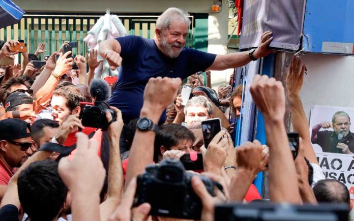 Lula nos braço do povo