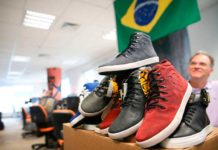 Após disputa com Centauro, Magazine Luiza compra Netshoes Modelos de tênis de cano alto no departamento comercial da Netshoes -Zanone Fraissat / Folhapress