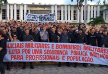 PMs e Bombeiros realizam protesto em frente a governadoria nesta segunda Em frente a governadoria do Estado, policiais militares realizam paralisação nesta segunda-feira para cobrar reposição salarial