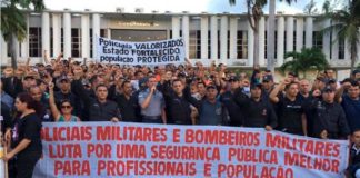 PMs e Bombeiros realizam protesto em frente a governadoria nesta segunda Em frente a governadoria do Estado, policiais militares realizam paralisação nesta segunda-feira para cobrar reposição salarial