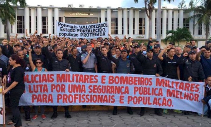 Em frente a governadoria do Estado, policiais militares realizam paralisação nesta segunda-feira para cobrar reposição salarial