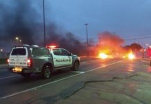 Manifestantes incendiam pneus e bloqueiam trânsito na BR-101 Norte Icêndio de pneus na BR 101-406