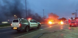 Manifestantes incendiam pneus e bloqueiam trânsito na BR-101 Norte Icêndio de pneus na BR 101-406