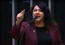 “Não sei o valor de uma cadeirinha, mas sei quanto custa um caixão. Eu paguei o do meu filho” "Não sei o valor de uma cadeirinha, mas sei quanto custa um caixão. Eu paguei o do meu filho"