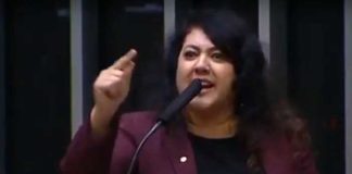 “Não sei o valor de uma cadeirinha, mas sei quanto custa um caixão. Eu paguei o do meu filho” "Não sei o valor de uma cadeirinha, mas sei quanto custa um caixão. Eu paguei o do meu filho"