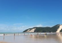 Turistas são assaltados em calçadão na praia de Ponta Negra, em Natal; suspeita é presa