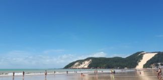 Turistas são assaltados em calçadão na praia de Ponta Negra, em Natal; suspeita é presa