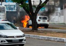Vídeo mostra carro pegando fogo na Avenida Prudente de Morais, em Natal
