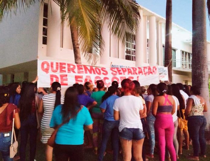 Mulheres de detentos da Penitenciária de Alcaçuz fazem protesto no Centro Administrativo do Governo do RN