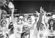 Crianças mantêm tradição nordestina, declamam poesias de cordel e viralizam na internet; veja vídeo Poeta Antônio Francisco com as crianças que o homenagearam no Segundo Encontro de Jovens Poetas, no RN — Foto: Divulgação