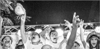 Crianças mantêm tradição nordestina, declamam poesias de cordel e viralizam na internet; veja vídeo Poeta Antônio Francisco com as crianças que o homenagearam no Segundo Encontro de Jovens Poetas, no RN — Foto: Divulgação