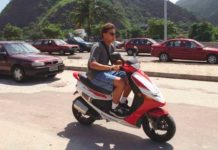Governo suspende exigência de aulas para habilitação de conduzir ‘cinquentinhas’ Jovem anda de ciclomotor no Rio Foto: Domingos Peixoto 19.03.1999 / Agência O Globo