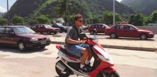 Governo suspende exigência de aulas para habilitação de conduzir ‘cinquentinhas’ Jovem anda de ciclomotor no Rio Foto: Domingos Peixoto 19.03.1999 / Agência O Globo