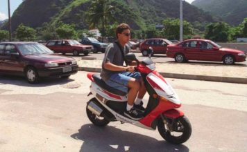 Governo suspende exigência de aulas para habilitação de conduzir ‘cinquentinhas’ Jovem anda de ciclomotor no Rio Foto: Domingos Peixoto 19.03.1999 / Agência O Globo