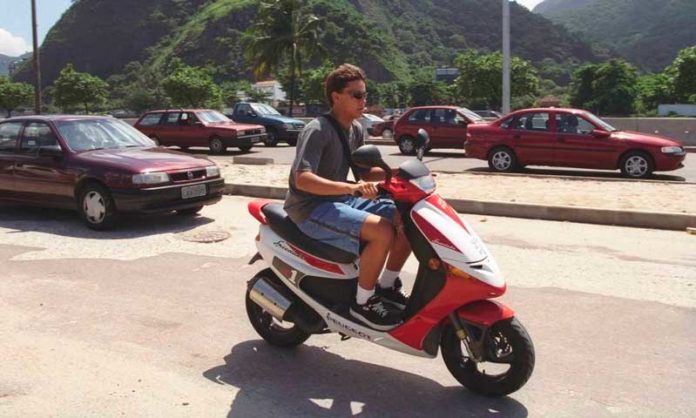 Jovem anda de ciclomotor no Rio Foto: Domingos Peixoto 19.03.1999 / Agência O Globo