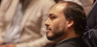 Carlos Bolsonaro é bloqueado pelo Facebook por uma semana por não seguir ‘padrões da comunidade’ O vereador Carlos Bolsonaro, filho do presidente Jair Bolsonaro Foto: Gabriel Monteiro / Agência O Globo