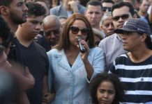 Filho de Flordelis aponta a mãe e três irmãs como suspeitas na morte do pai Deputada Flordelis discursa durante o enterro do marido, pastor Anderson, na última segunda-feira. Ao lado, de óculos escuros e camisa xadrez está Flávio, que admitiu à polícia participação no crime Foto: Fabiano Rocha / Agência O GLOBO