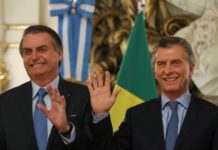 Bolsonaro diz que Brasil e Argentina podem ter uma moeda em comum Presidente Jair Bolsonaro ao lado de Maurício Macri,