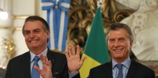 Bolsonaro diz que Brasil e Argentina podem ter uma moeda em comum Presidente Jair Bolsonaro ao lado de Maurício Macri,