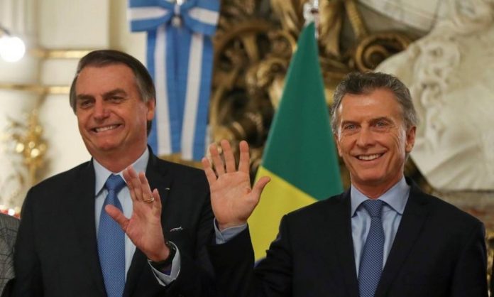 Presidente Jair Bolsonaro ao lado de Maurício Macri,