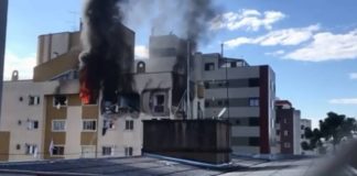 Menino de 11 anos morre após ser arremessado de 6º andar de prédio que pegou fogo em Curitiba Apartamento no último andar de prédio em Curitiba pegou fogo após explosão Foto: Reprodução