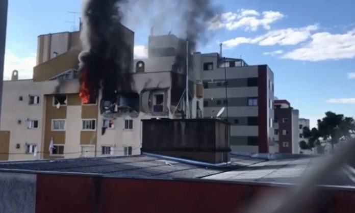 Apartamento no último andar de prédio em Curitiba pegou fogo após explosão Foto: Reprodução