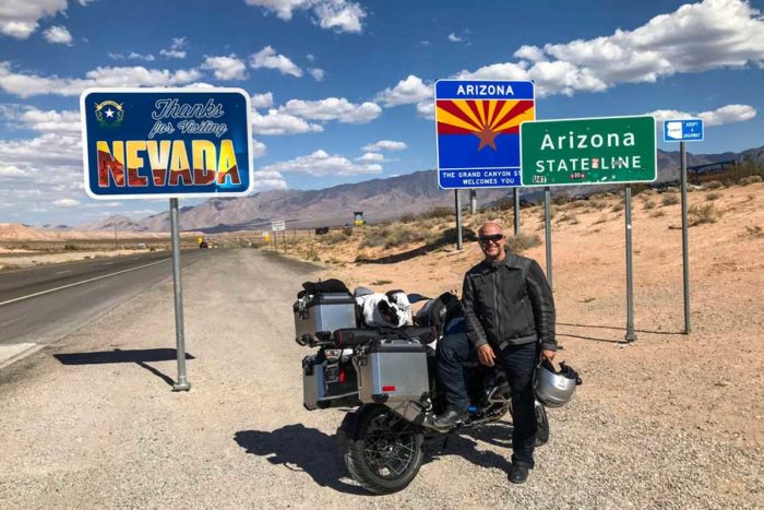 Ciro Coelho na divisa dos estados de Nevada e Arizona, em uma viagem que fez para o estado de Wyoming em setembro de 2018 - Ciro Coelho/Arquivo pessoal