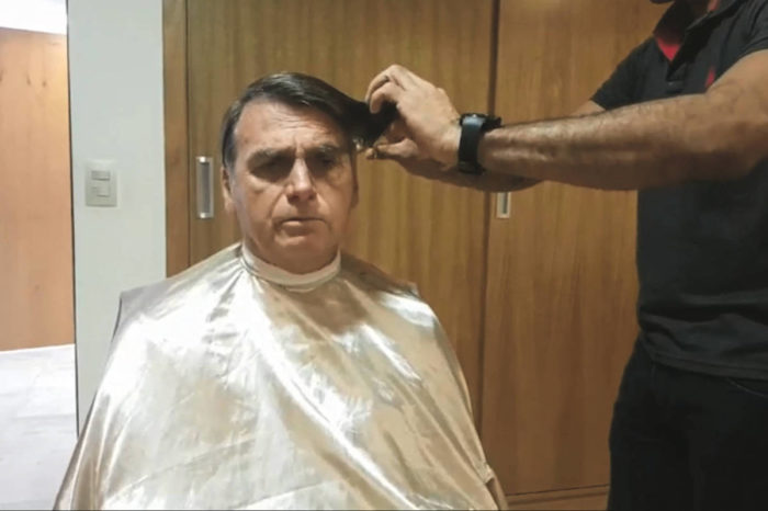 Presidente da República, Jair Bolsonaro transmite corte de cabelo pelas redes sociais - Facebook/Reprodução