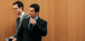 Novos diálogos revelam que Moro orientava ilegalmente ações da Lava Jato PARCERIA - Dallagnol e Moro: o ex-juiz pediu inclusão de provas nos processos e fez pressão contrária a certas delações (Aílton de Freitas/Agência O Globo)