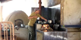 Preço do gás e desemprego elevam uso da lenha para cozinhar no Brasil Homem fazendo comida com fogo a lenha | Fotos: José Cruz/Agência Brasil
