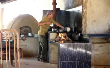 Preço do gás e desemprego elevam uso da lenha para cozinhar no Brasil Homem fazendo comida com fogo a lenha | Fotos: José Cruz/Agência Brasil