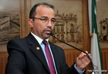 Com voto pela cassação, TRE vai retomar julgamento de Sandro Pimentel