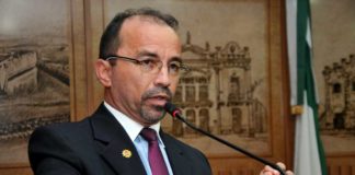 Com voto pela cassação, TRE vai retomar julgamento de Sandro Pimentel