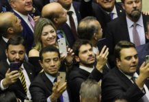 Deputados gastam R$ 100 mil de verba pública com anúncios no Facebook Congressistas tiram fotos e fazem lives durante votação da reforma da Previdência na Câmara (10.jul). Deputados utilizam a cota parlamentar para aumentar seus seguidores nas redes sociais