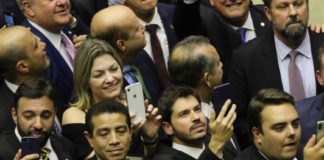 Deputados gastam R$ 100 mil de verba pública com anúncios no Facebook Congressistas tiram fotos e fazem lives durante votação da reforma da Previdência na Câmara (10.jul). Deputados utilizam a cota parlamentar para aumentar seus seguidores nas redes sociais